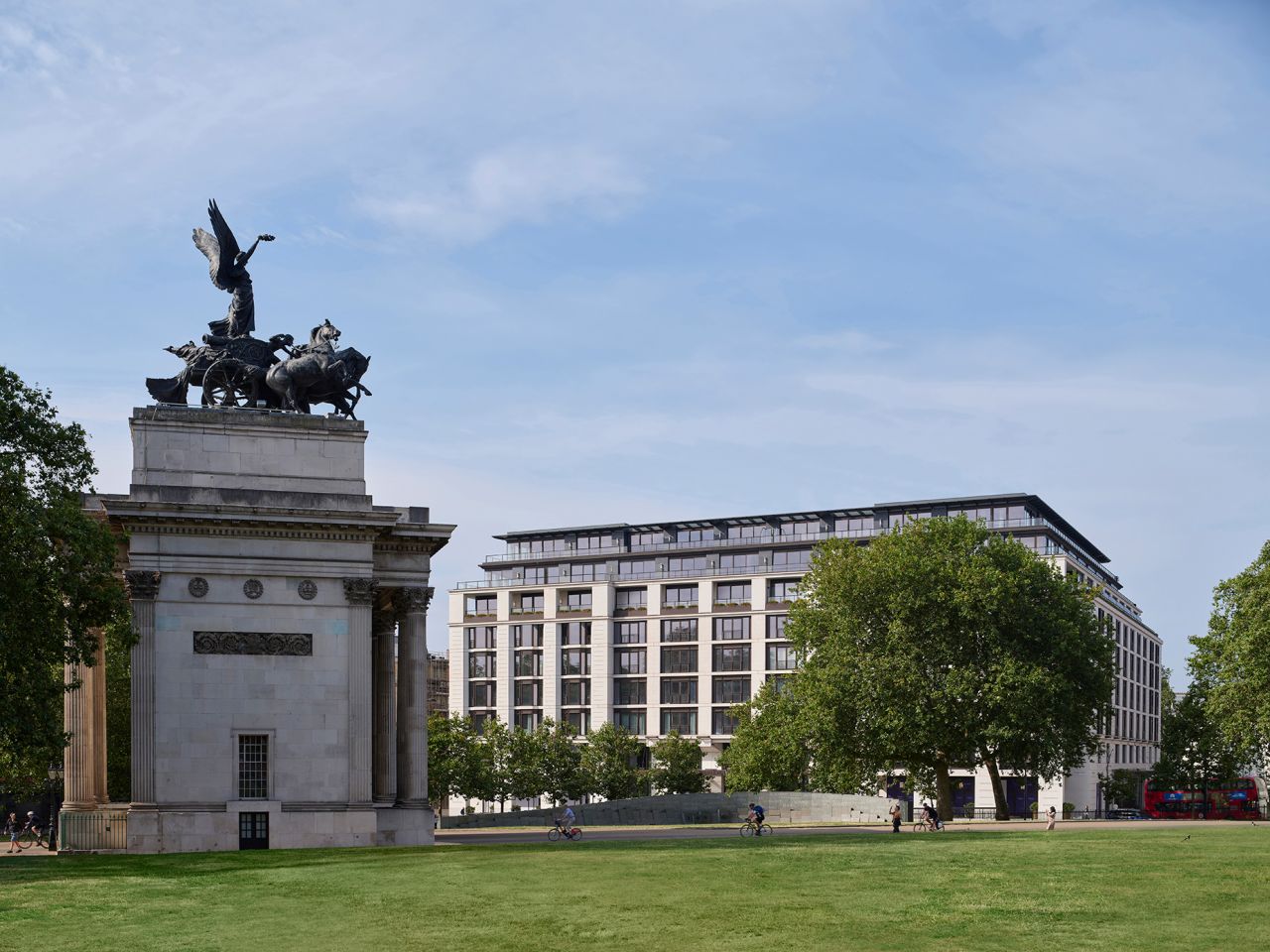 The newly built hotel is located close to Hyde Park Corner, Wellington Arch and a short distance from Buckingham Palace.