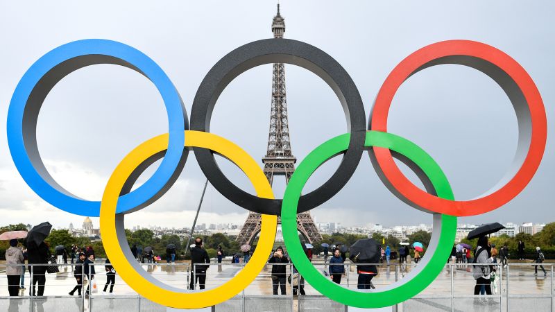 Френският президент Еманюел Макрон казва, че руският флаг няма място на Олимпийските игри в Париж