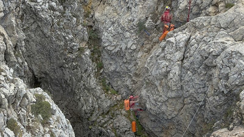 Американец, заседнал в турска пещера, казва, че се „справя добре“, докато спасителните усилия продължават