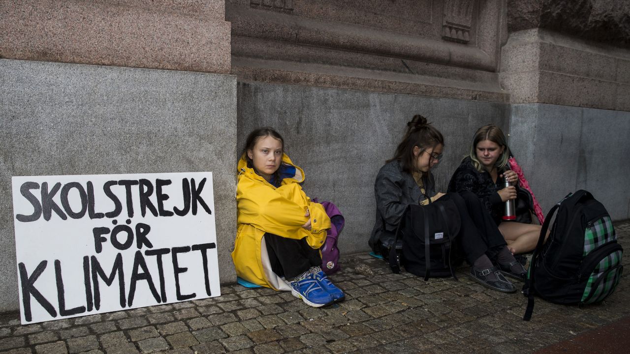 STOCKHOLM, SWEDEN - AUGUST 28: Fifteen year old Swedish student Greta Thunberg leads a school strike and sits outside of Riksdagen, the Swedish parliament building, in order to raises awareness for climate change on August 28, 2018 in Stockholm, Sweden. (Photo by MICHAEL CAMPANELLA/Getty Images)