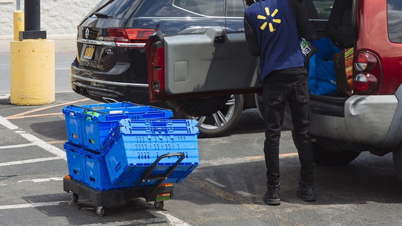 Walmart, най-големият частен работодател в Америка, плаща на някои нови