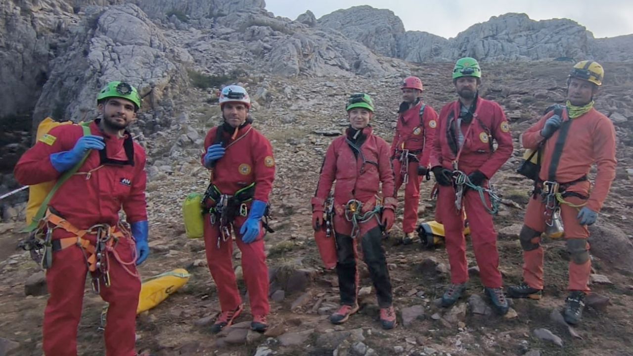 Los miembros del Rescate Alpino Italiano, fotografiados el jueves, participan en una operación de emergencia para salvar a Dickey.