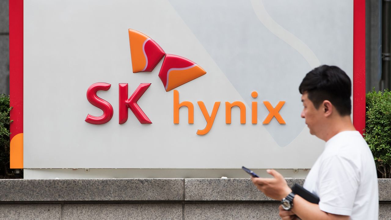 The SK Hynix Inc. logo at the company's offices in Seongnam, South Korea, on July 24, 2017. 