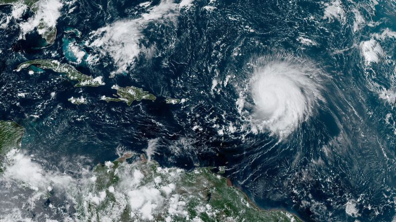 Прогнозите са, че ураганът Лий ще нараства по размер, тъй като Източното крайбрежие е изправено пред опасни плажни условия тази седмица