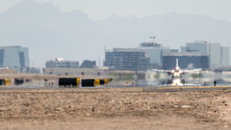 Обслужващите багаж и чистачите на самолети на международното летище Phoenix