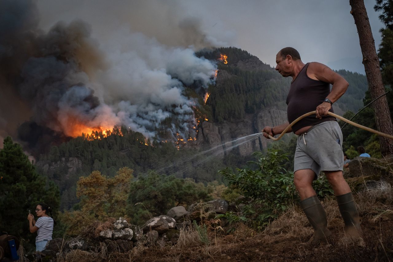 TENERIFE, CANARY ISLANDS - AUGUST 17: Neighbors of the town of Aguamansa try to cool off the surroundings of their homes before the threat of uncontrolled fire that goes down the slopes of the mountain as wildfire continues in Tenerife, Canary Islands on August 17, 2023. (Photo by Andres Gutierrez/Anadolu Agency via Getty Images)