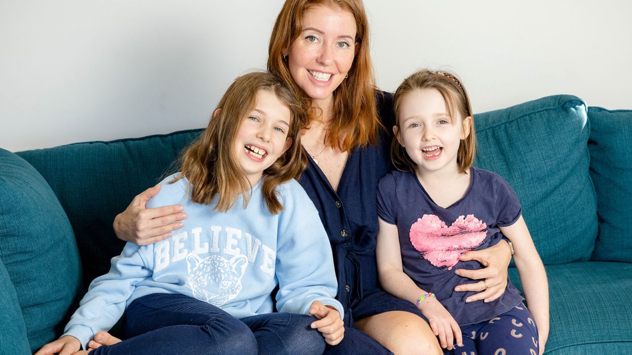 Amy Dawes, fundadora de la Asociación Australasia de Trauma del Nacimiento, con sus dos hijos de 9 y 6 años. 