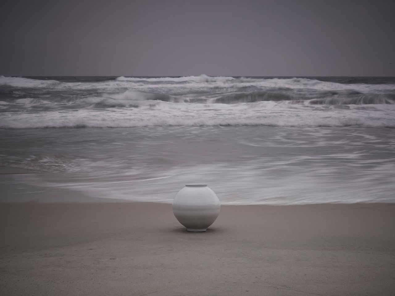 A modern-day moon jar made by South Korean potter Kwon Dae Sup, who said: "To appreciate a moon jar properly, you should look beyond its simple shape. Although it is a plain porcelain jar with no decorative elements whatsoever, it will seem different every time you look at it, depending on the circumstances. It will look quite different when you feel good and when you feel gloomy, when the weather is sunny, rainy, or cloudy."