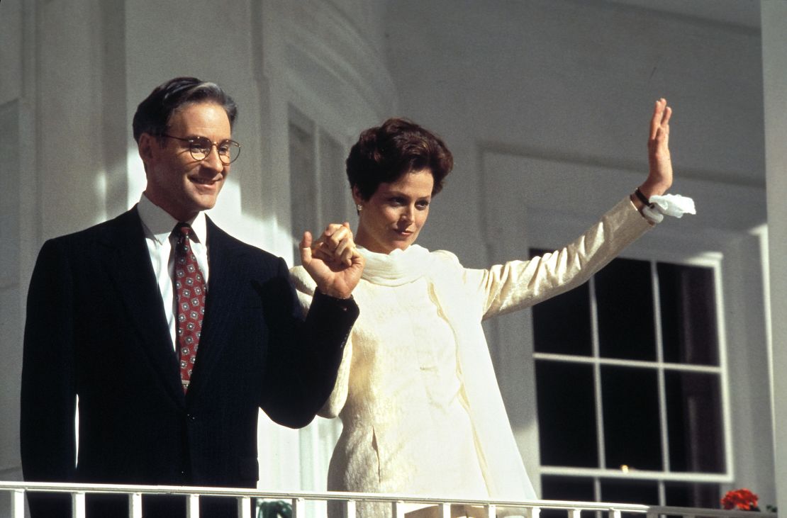 PM8GC0 Film still / publicity still from "Dave" Kevin Kline, Sigourney Weaver © 1993 Warner Photo Credit: Francois Duhamel   File Reference # 31371345THA  For Editorial Use Only All Rights Reserved