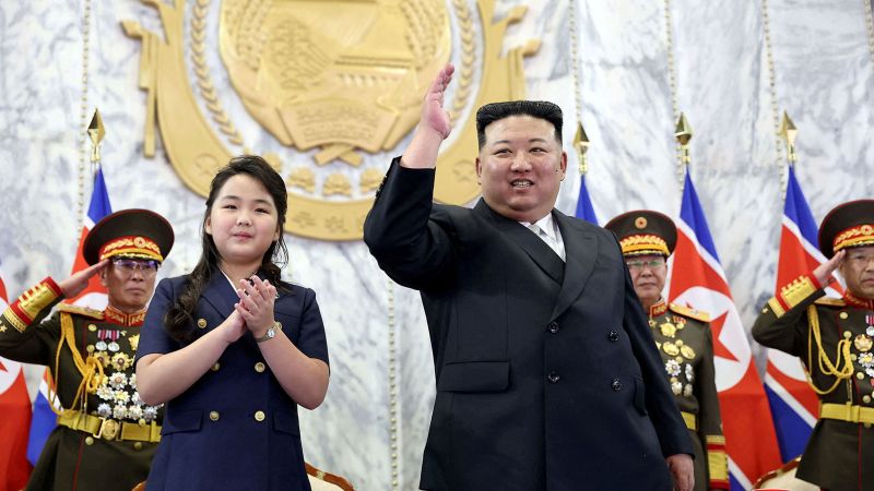 Kims Čenuns un viņa meita svin Ziemeļkorejas dibināšanas 75. gadadienu.  Sji un Putins sūta sveicienus