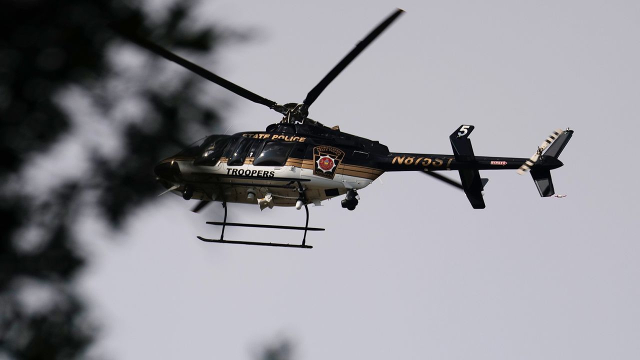 Un helicóptero de la Policía Estatal de Pensilvania sobrevuela el perímetro de una zona de búsqueda de Cavalcante el 8 de septiembre de 2023.
