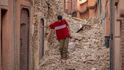  Жител се придвижва през развалините след земетресение с магнитуд 6,8 по Рихтер в Маракеш на 9 септември 2023 г. Мощно земетресение, което разтърси Мароко в края на 8 септември, уби повече от 600 души, показват данни на вътрешното министерство, карайки ужасените жители да напуснат домовете си насред нощта.