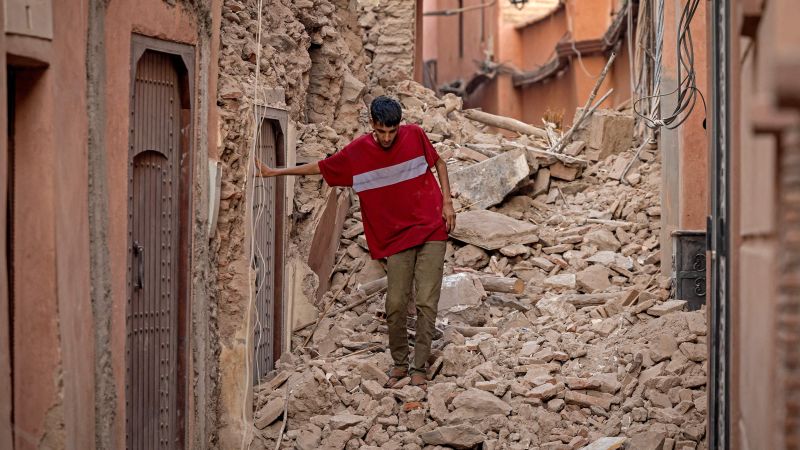 يقضي المغاربة ليلتهم الثانية في الشوارع بعد أن أدى الزلزال القوي إلى مقتل أكثر من 2000 شخص