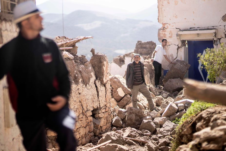 Люди оглядають пошкоджені будинки в Мулай-Брахім, Марокко, 9 вересня.