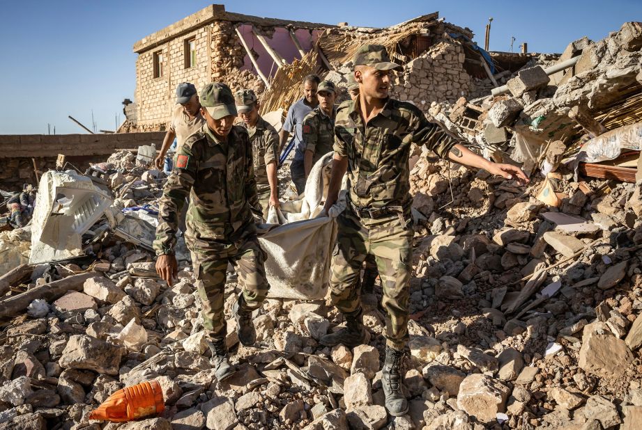 Королівські збройні сили Марокко евакуюють тіло із будинку, зруйнованого землетрусом, у гірському селі Тафегахте 9 вересня.