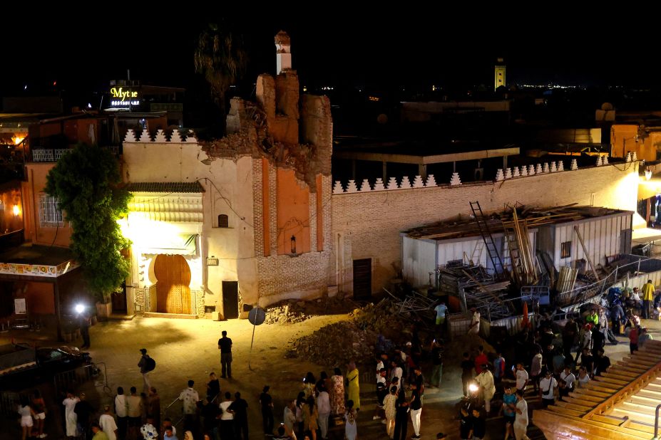 Люди збираються біля пошкодженої будівлі на вулиці в Марракеші, Марокко, 9 вересня.