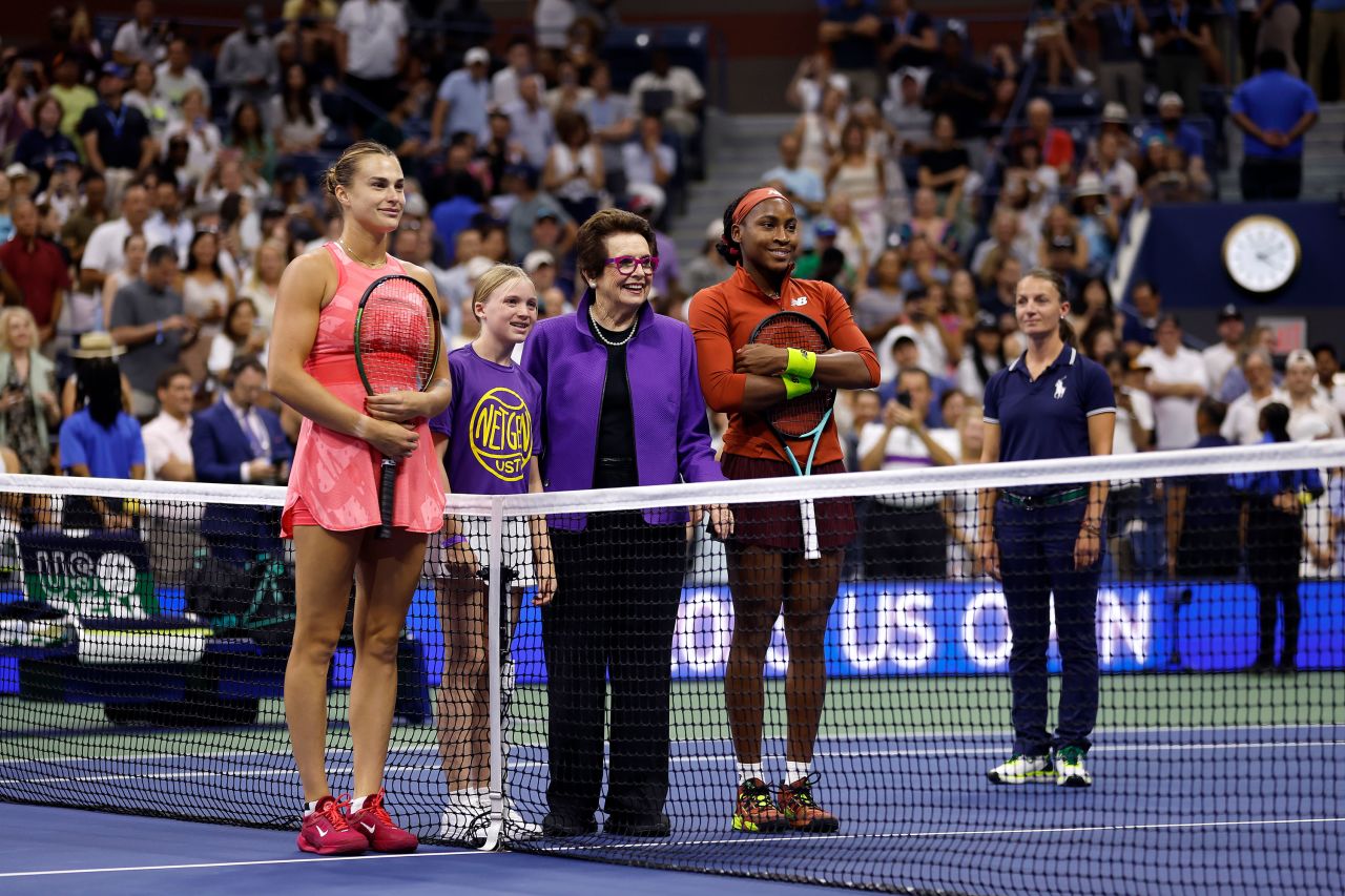 Sabalenka and Gauff pose for a photo with former player Billie Jean King before the match.