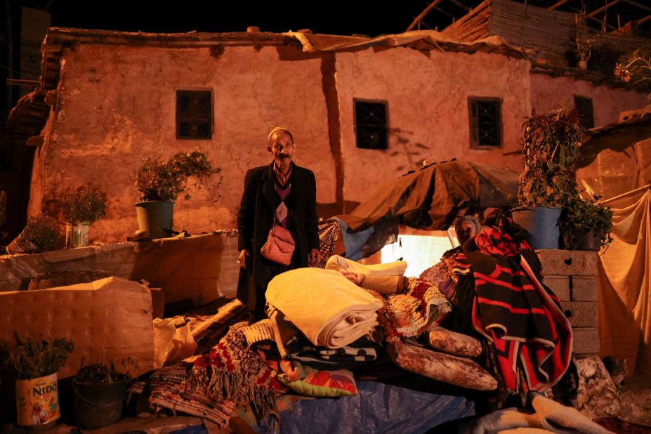 66-річний Мохамед стоїть біля свого пошкодженого будинку в селі Мулай-Брахім, провінція Аль-Хауз, Марокко, 9 вересня.