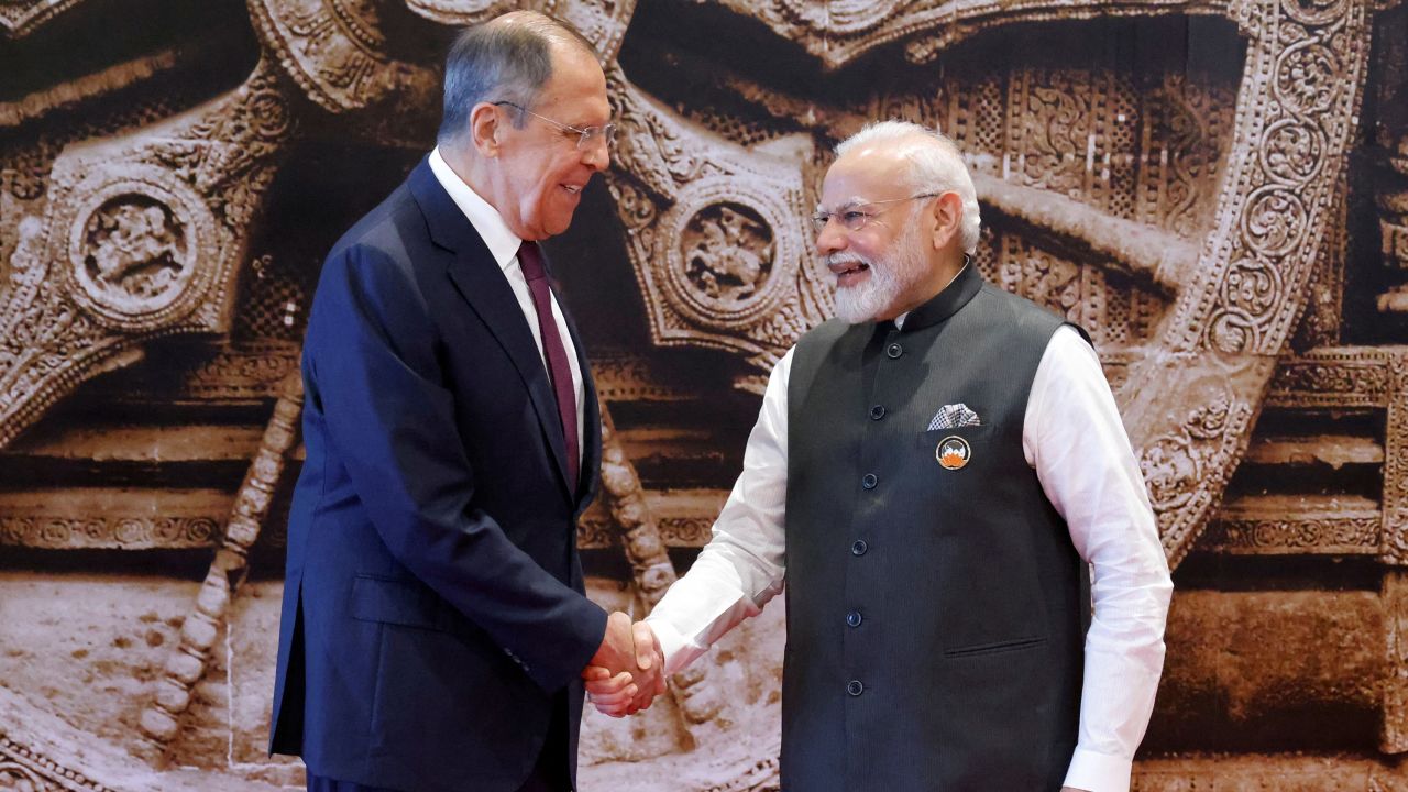 Премиерът на Индия Нарендра Моди и руският външен министър Сергей Лавров се ръкуват преди срещата на Г-20. 