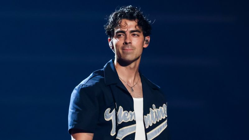 Joe Jonas addresses his ‘crazy week’ during Los Angeles concert | CNN