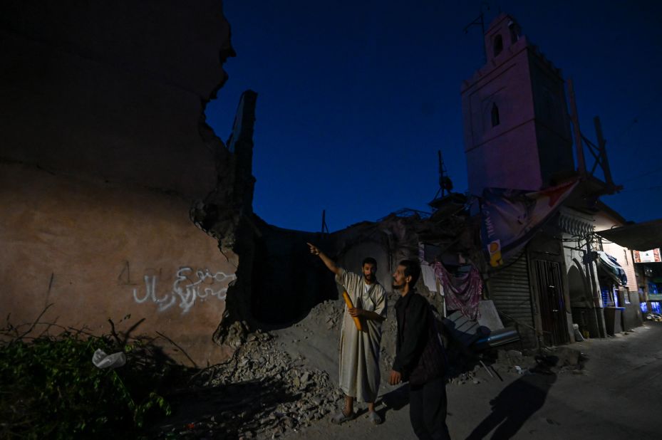 Люди оглядають зруйновані будівлі в Марракеші 10 вересня.