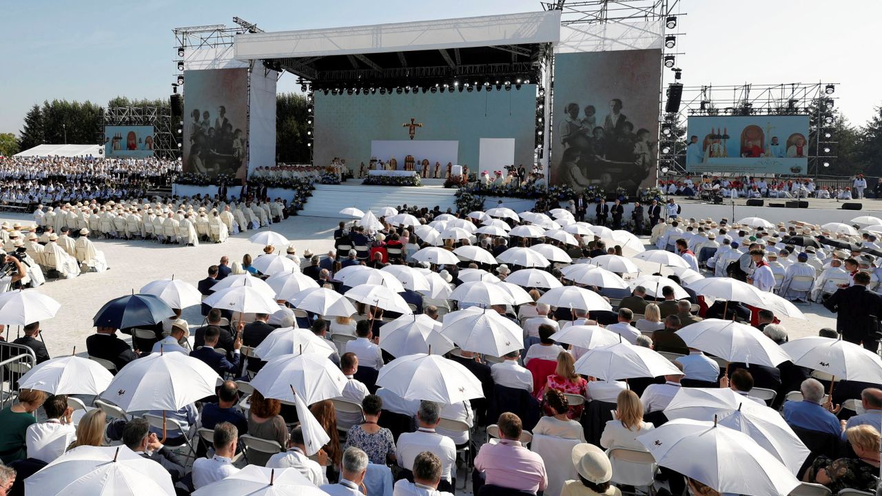 Папата инициира аплодисменти за семейството от поклонници, събрани на площад Свети Петър, за да чуят посланието му Ангел Господен.