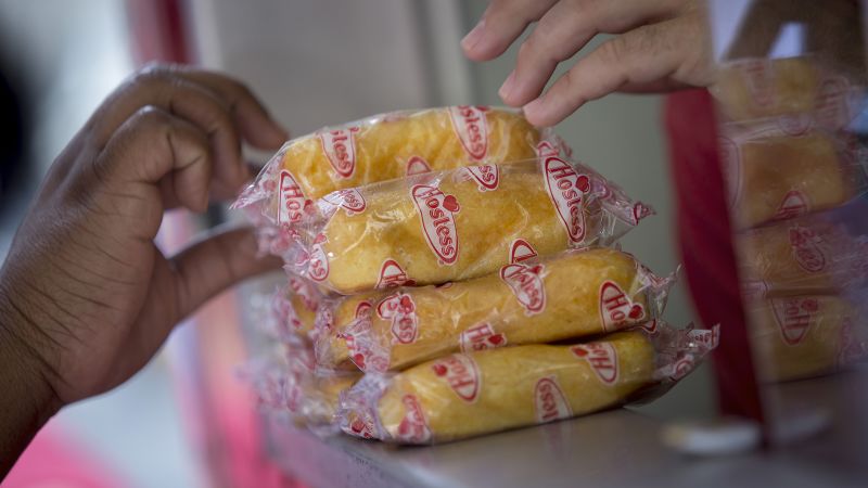 NextImg:Smucker is buying Twinkies maker Hostess for $5.6 billion | CNN Business