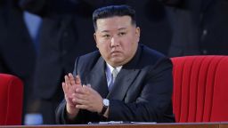 Севернокорейският лидер Ким Чен Ун присъства на честването на 75-ата годишнина от основаването на Корейската народнодемократична република в Пхенян, Северна Корея, 8 септември 2023 г. KCNA чрез REUTERS НА ВНИМАНИЕТО НА РЕДАКТОРИТЕ - ТОЗИ ИЗОБРАЖЕНИЕ Е ПРЕДОСТАВЕН ОТ ТРЕТА СТРАНА . REUTERS НЕ МОЖЕ ДА ПРОВЕРИ НЕЗАВИСИМО ТОВА ИЗОБРАЖЕНИЕ. БЕЗ ПРОДАЖБИ НА ТРЕТИ СТРАНИ. ЮЖНА КОРЕЯ ВЪН. БЕЗ ПРОДАЖБИ В ЮЖНА КОРЕЯ.“ class=