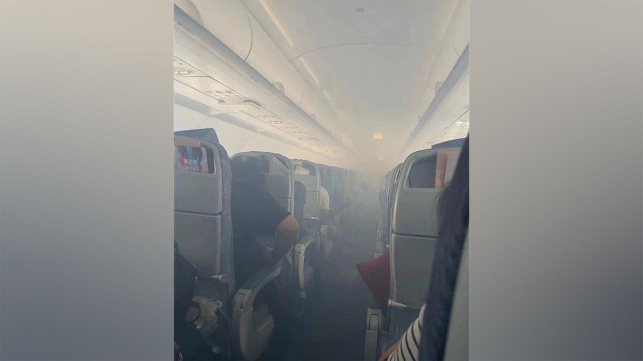 Изображение на кабината на самолета, пълна с дим.