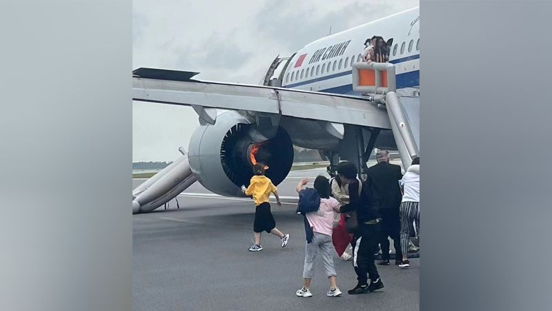 Пътниците бяха евакуирани на пистата на летище Чанги в Сингапур, след като двигателят на самолета на Air China се запали