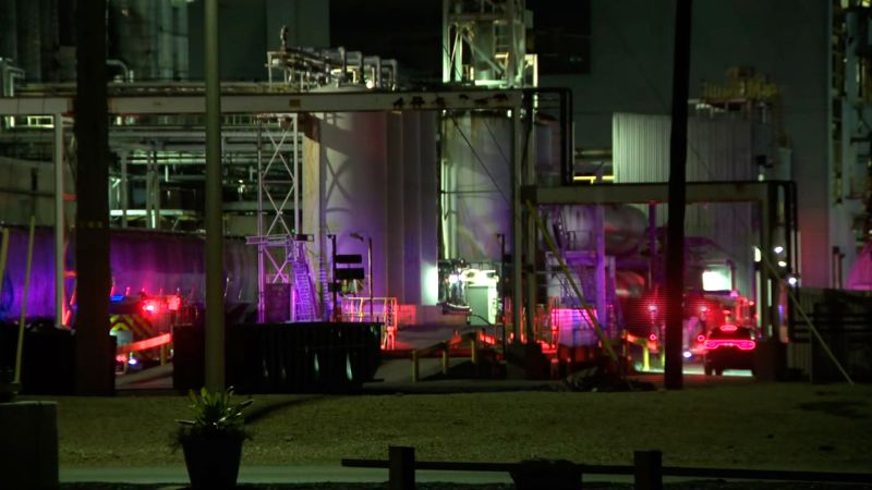 Експлозия в преработвателен завод в Илинойс остави най-малко 8 ранени, твърдят служители