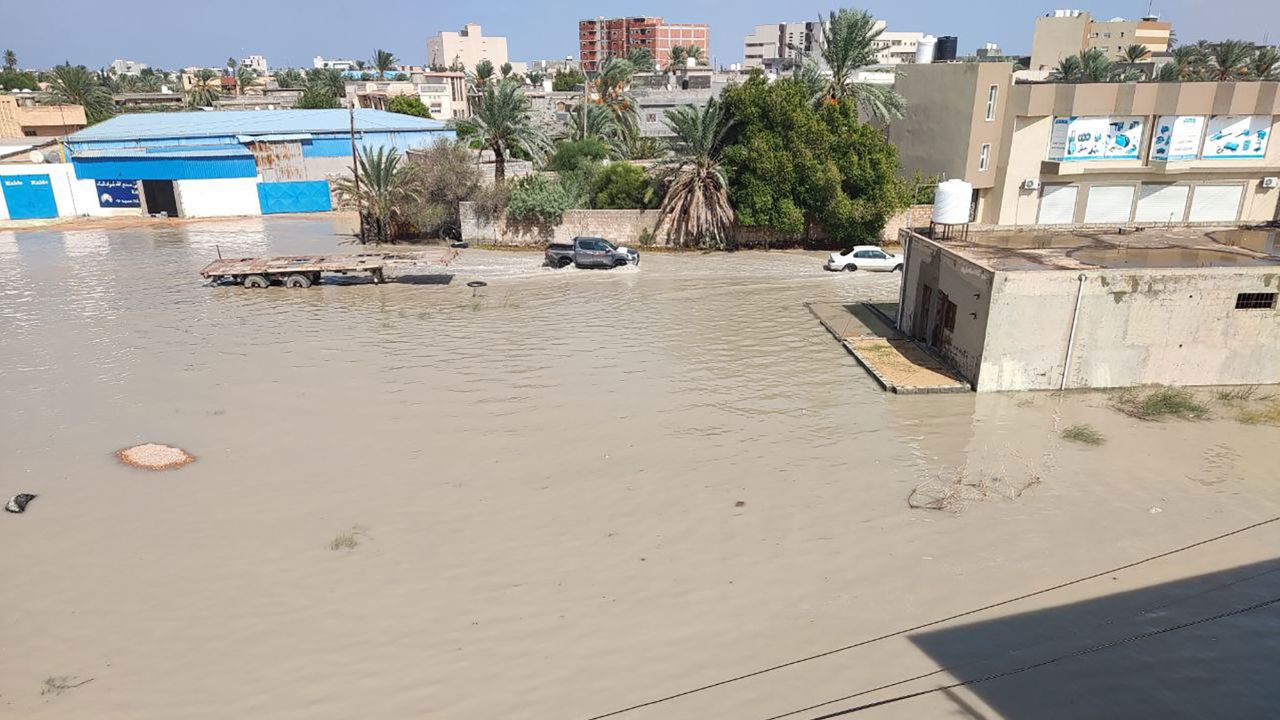 Assentamentos, veículos e locais de trabalho são danificados após inundações causadas por fortes chuvas em Misrata, na Líbia, em 10 de setembro de 2023.