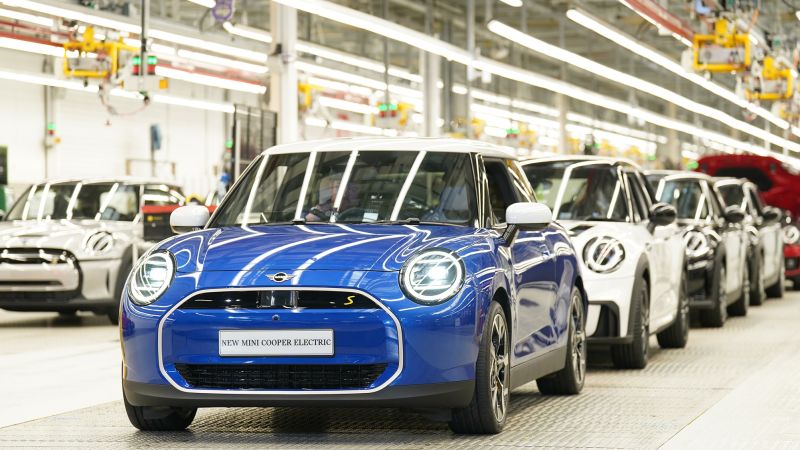 NextImg:BMW will invest $750 million to keep making the Mini in Oxford | CNN Business