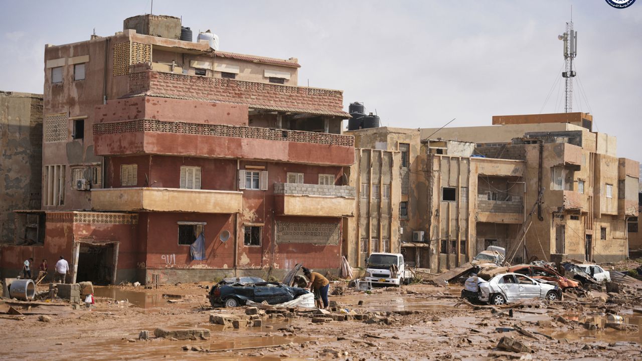 Biler og steinsprut på en gate i Derna, Libya, mandag 11. september 2023.