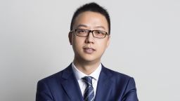 Еди Ву пое поста главен изпълнителен директор на Alibaba в неделя. class=