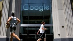 Хората си проправят път пред офисите на Google на 4 юли 2022 г. в Ню Йорк. 