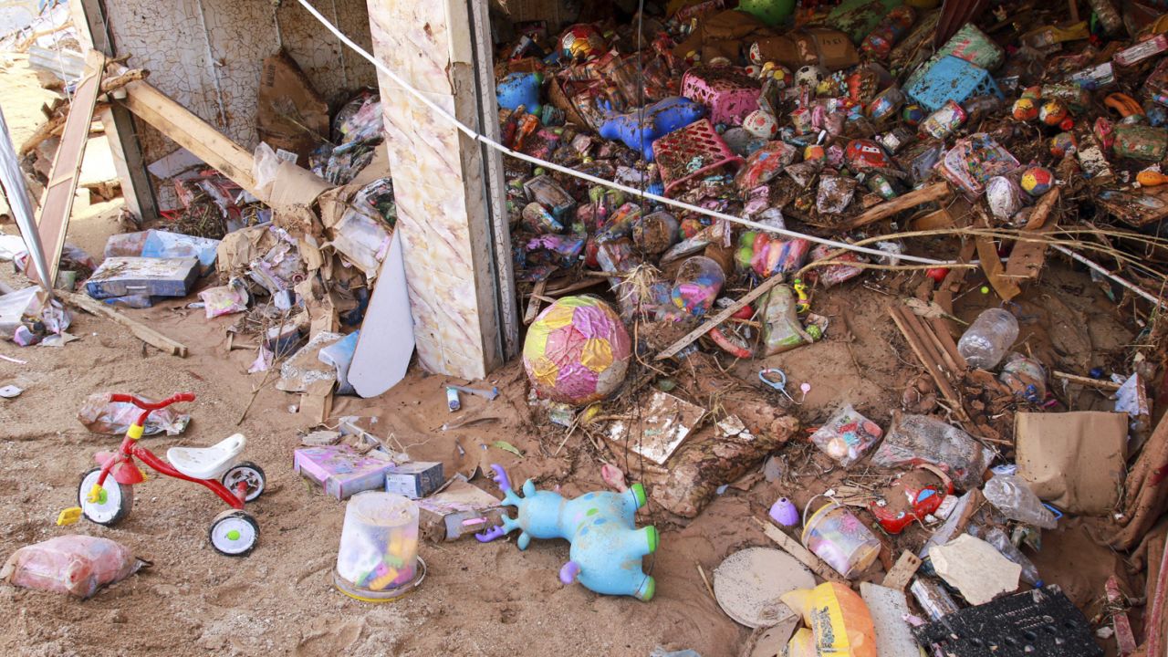 Se ven juguetes en una tienda dañada por una inundación repentina en Derna, este de Libia, el 11 de septiembre de 2023. 