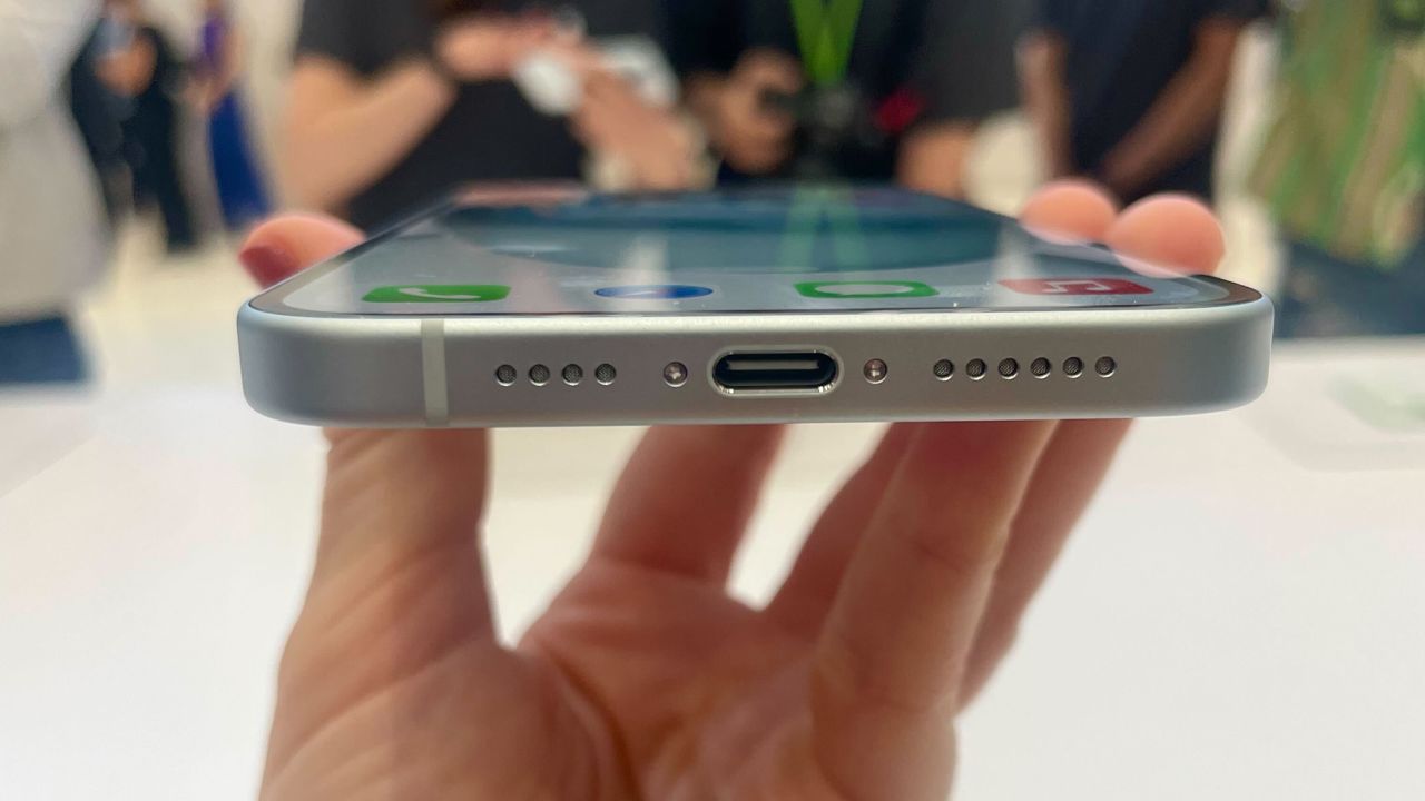 Шинэ iPhone 15 загварууд нь одоо USB-C цэнэглэгч утсыг ашиглах бөгөөд Apple-ийн өмчлөлийн аянгын цэнэглэгч кабелиар 11 жилийн хугацаа дуусгавар болно.