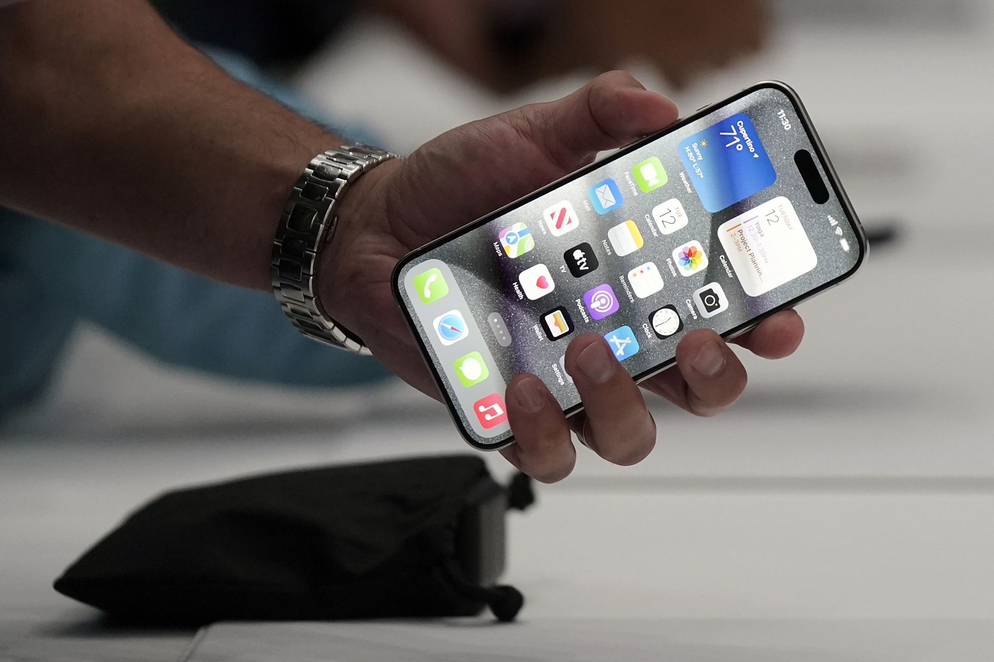 Apple: iPhone 15 Pro im Unboxing und Hands-on 2/8 -  News