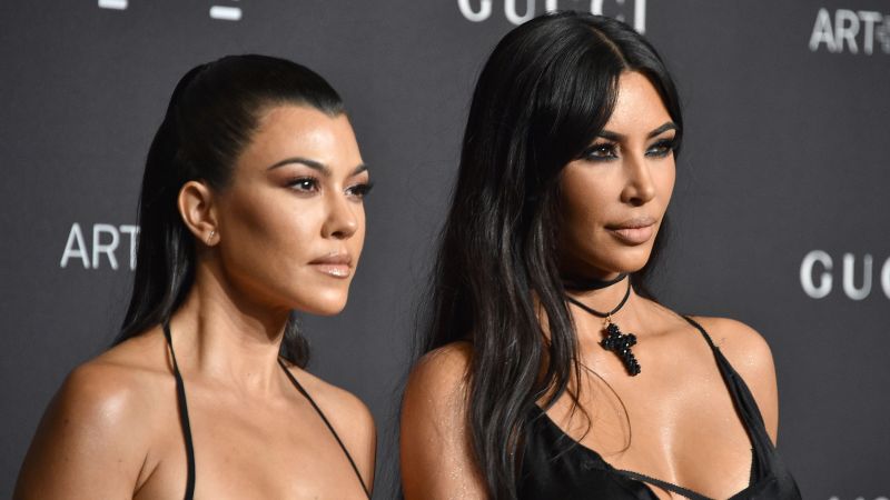 Ким и Кортни Кардашиян все още враждуват в трейлъра на сезон 4 на „Kardashians“