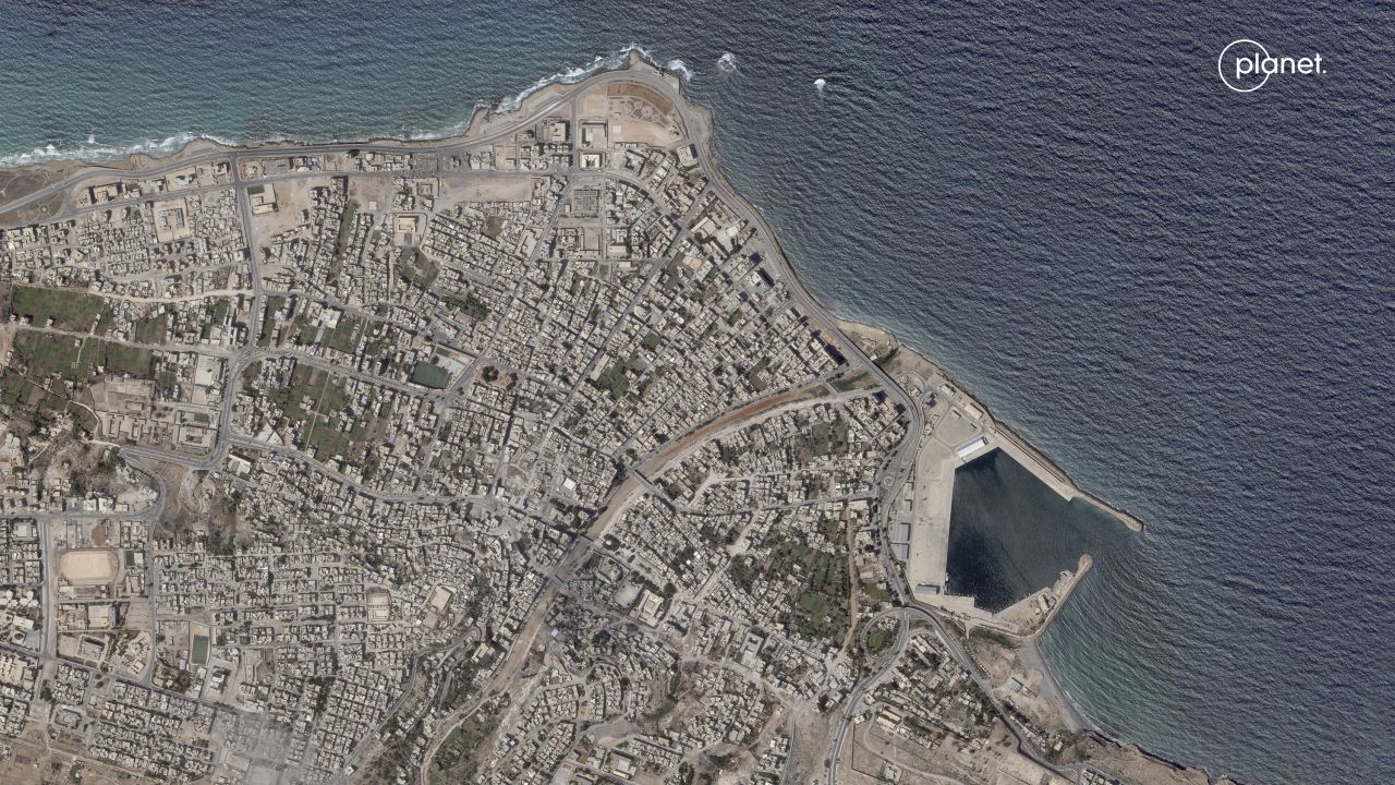 Una fotografía satelital muestra a Derna el 2 de septiembre de 2023, antes de la inundación, vía Planet Labs PBC.