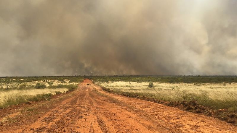 Огромен горски пожар обхваща централна Австралия близо до популярен туристически град