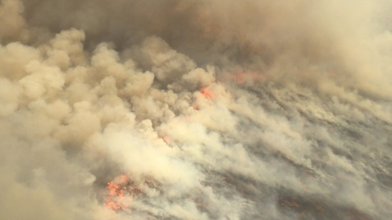Операції з підпалу, спрямовані на уповільнення поширення вогню, спричинили збільшення задимлення в районі Теннант-Крік.