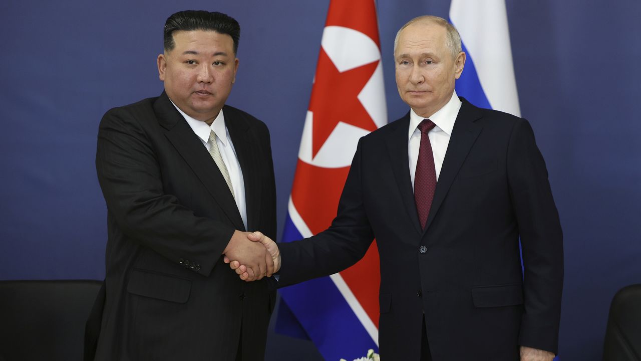 El presidente ruso Vladimir Putin (derecha) convocó su reunión con Kim Jong Un de Corea del Norte.