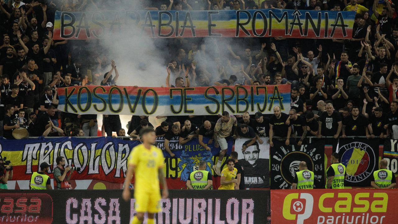 Fotbal - Calificări UEFA Euro 2024 - Grupa A - România vs Kosovo - National Arena, București, România - 12 septembrie 2023 Fanii români din interiorul stadionului țin bannere pentru a juca ulterior Inquam Photos via Reuters/George Kalin România afară.  Nu există vânzări comerciale sau editoriale în România.  Această imagine a fost furnizată de o terță parte.