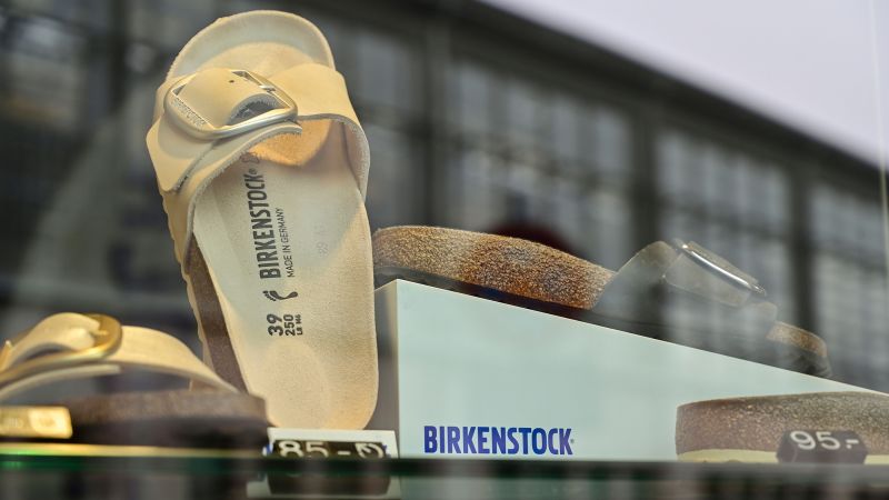 Германският производител на обувки Birkenstock подаде заявление за първично публично