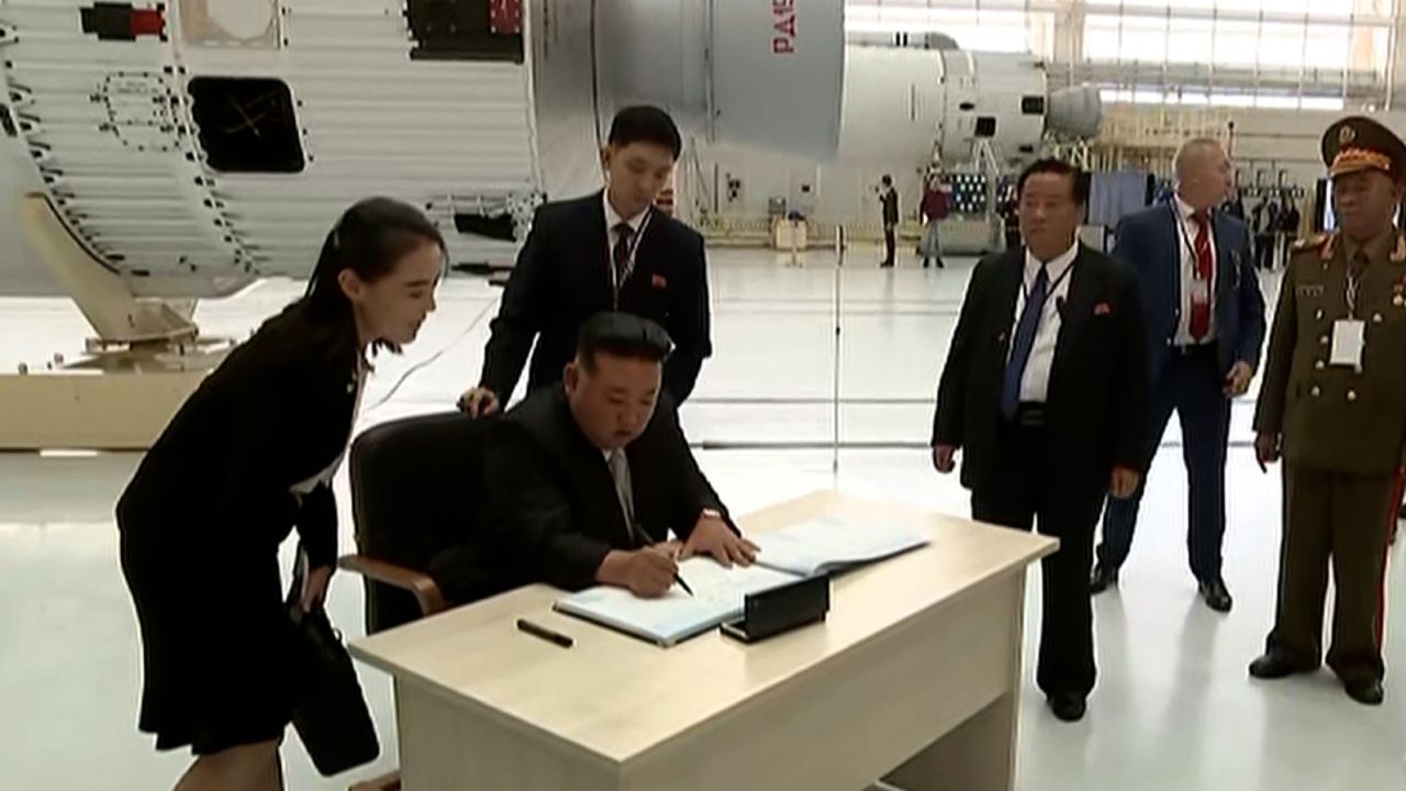 La hermana de Kim Jong Un, Kim Yo Jong, junto al líder norcoreano en el cosmódromo de Vostochny el 13 de septiembre.