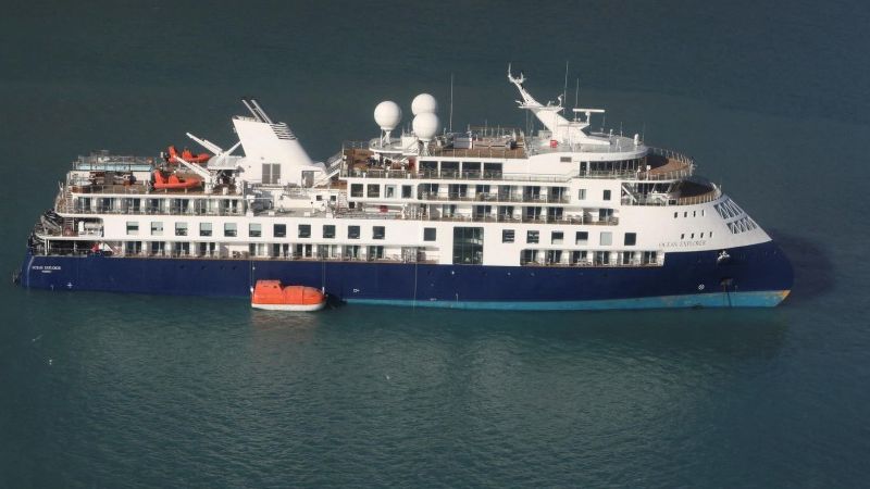 Круизный лайнер Ocean Explorer сел на мель в Гренландии.