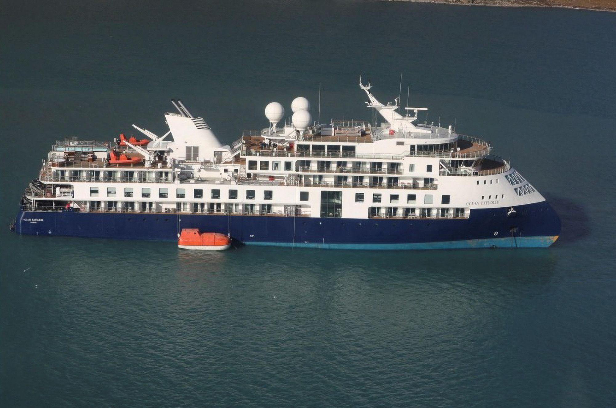 luxury cruise ship runs aground in greenland