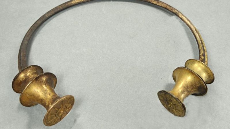 Две златни огърлици, датиращи отпреди около 2500 години, бяха открити